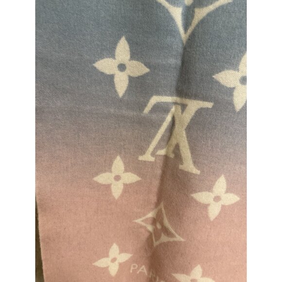 Louis Vuitton Gradient Monogram Scarf 100% Cashmere Unisex Soft Luxury Accessory - Picture 9 of 14